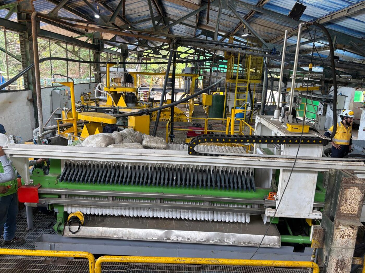 Filtro prensa FPINP 800-35 fabricado por Inproequip, deshidratando relaves de cianuración en una planta de beneficio de oro