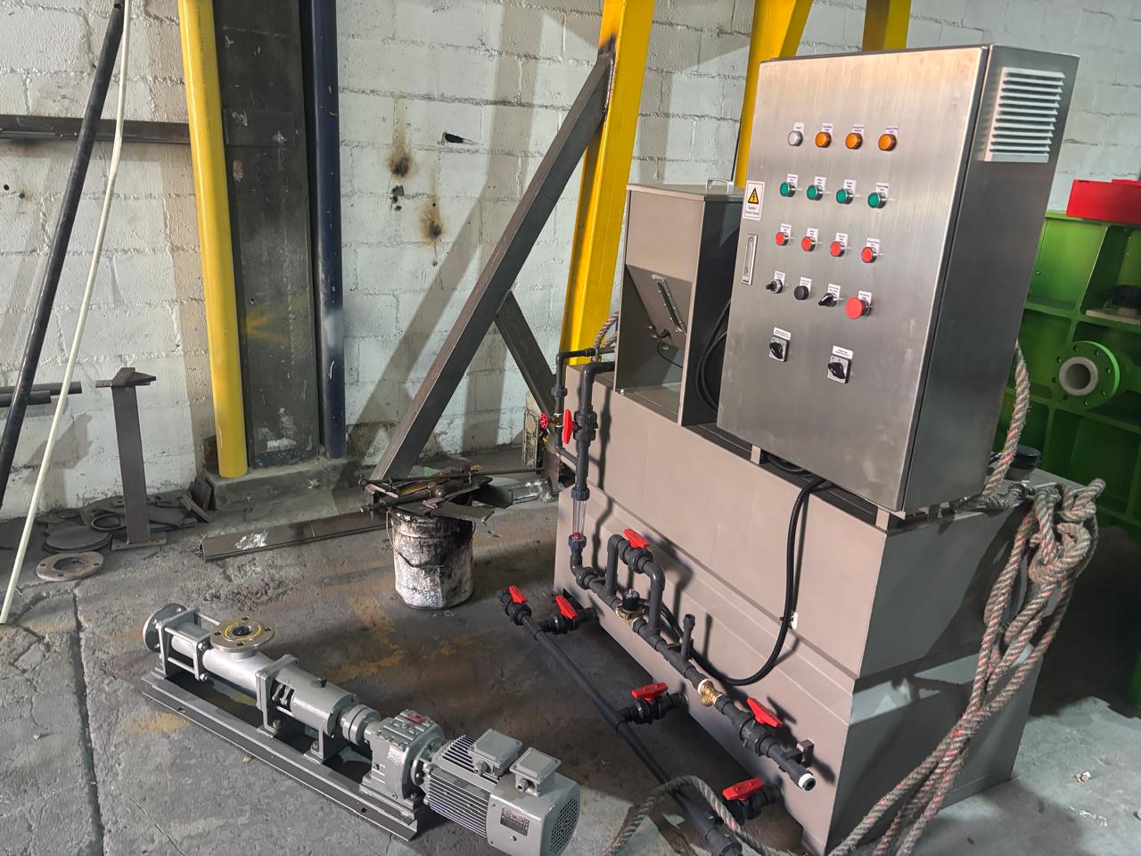 Floculador INPROFLOC de Inproequip: tanque de preparación, tablero de control y bomba dosificadora