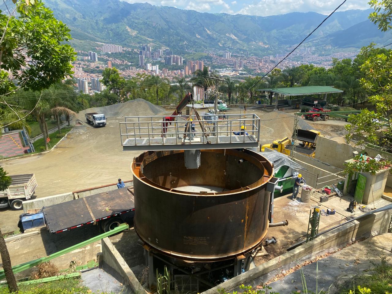 Montaje de espesador de lodos Inproequip en planta de agregados