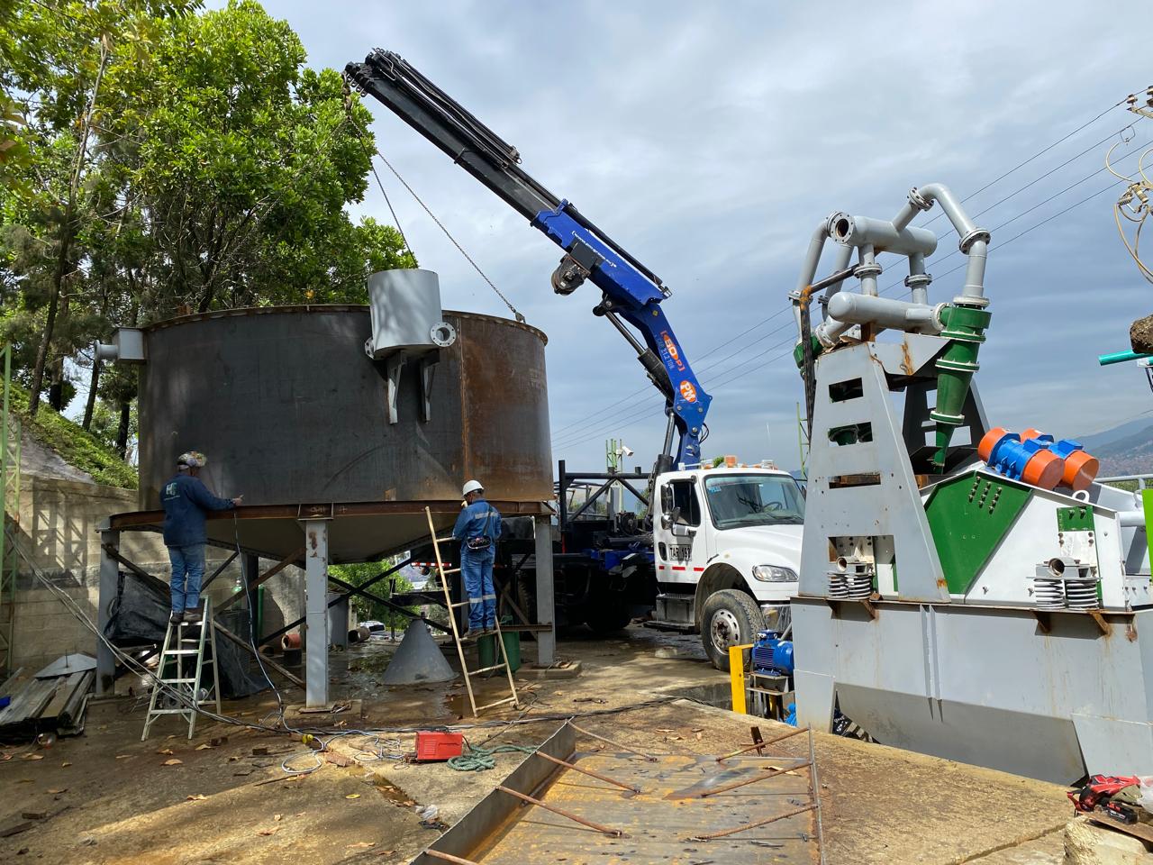 Montaje con grúa de espesador Inproequip junto a hidrociclón y zaranda en planta