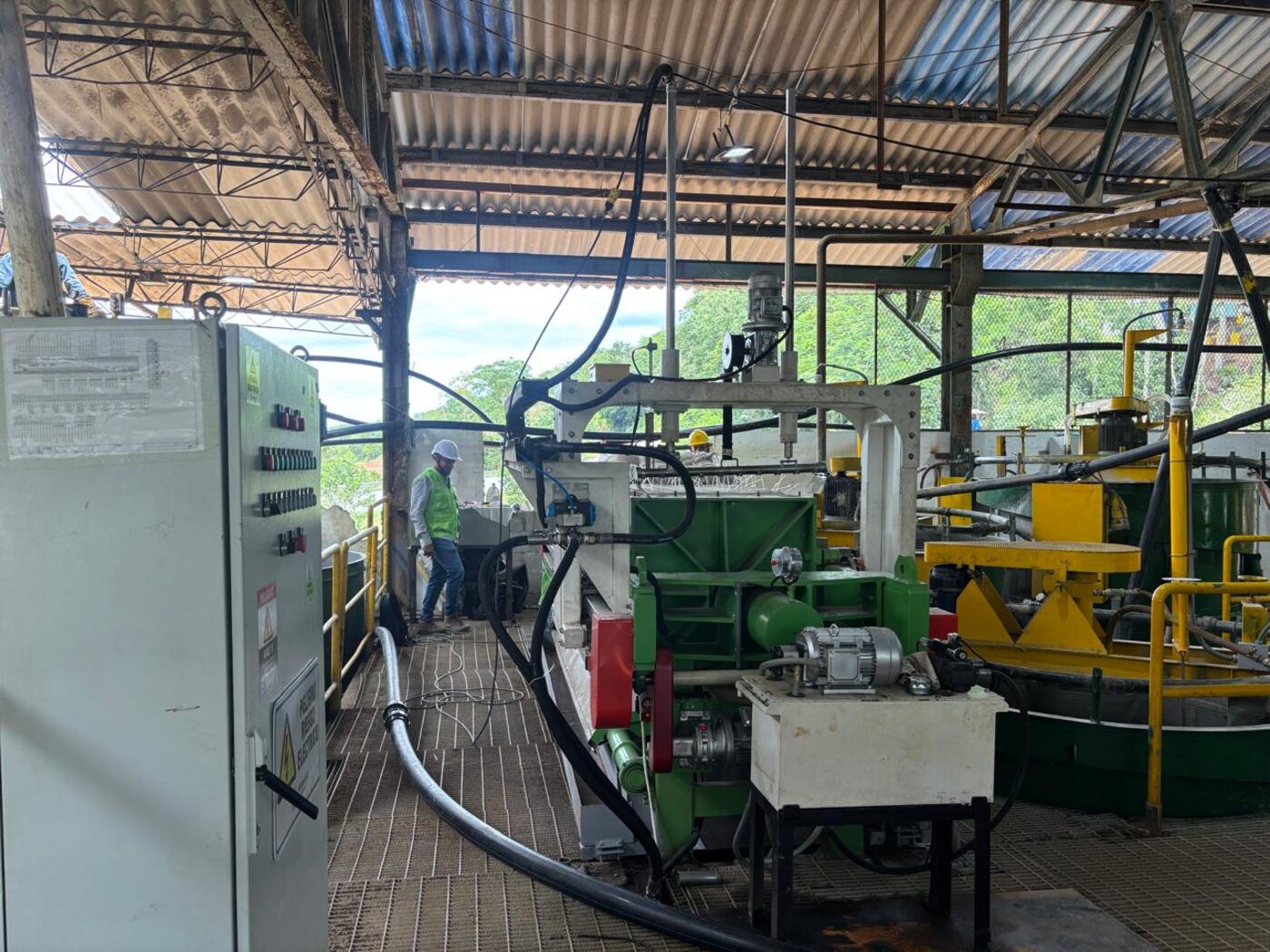 Planta de tratamiento de relaves con filtro prensa, espesador y bombas de lodos, diseñada y montada por Inproequip en una mina de oro en Colombia
